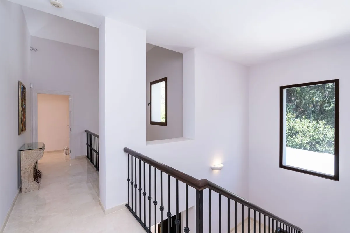 Villa for sale in Benahavis