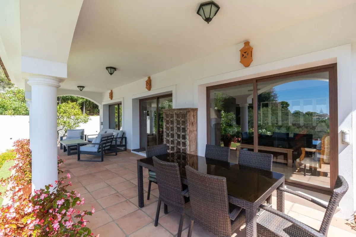 Villa for sale in Benahavis