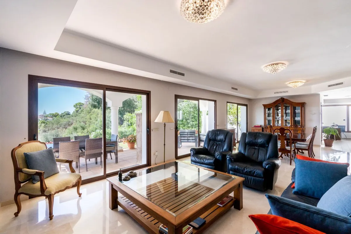 Villa for sale in Benahavis