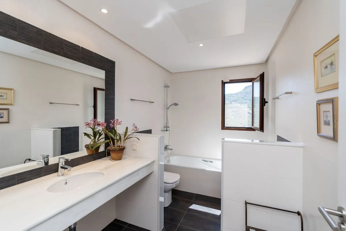 Villa for sale in Benahavis