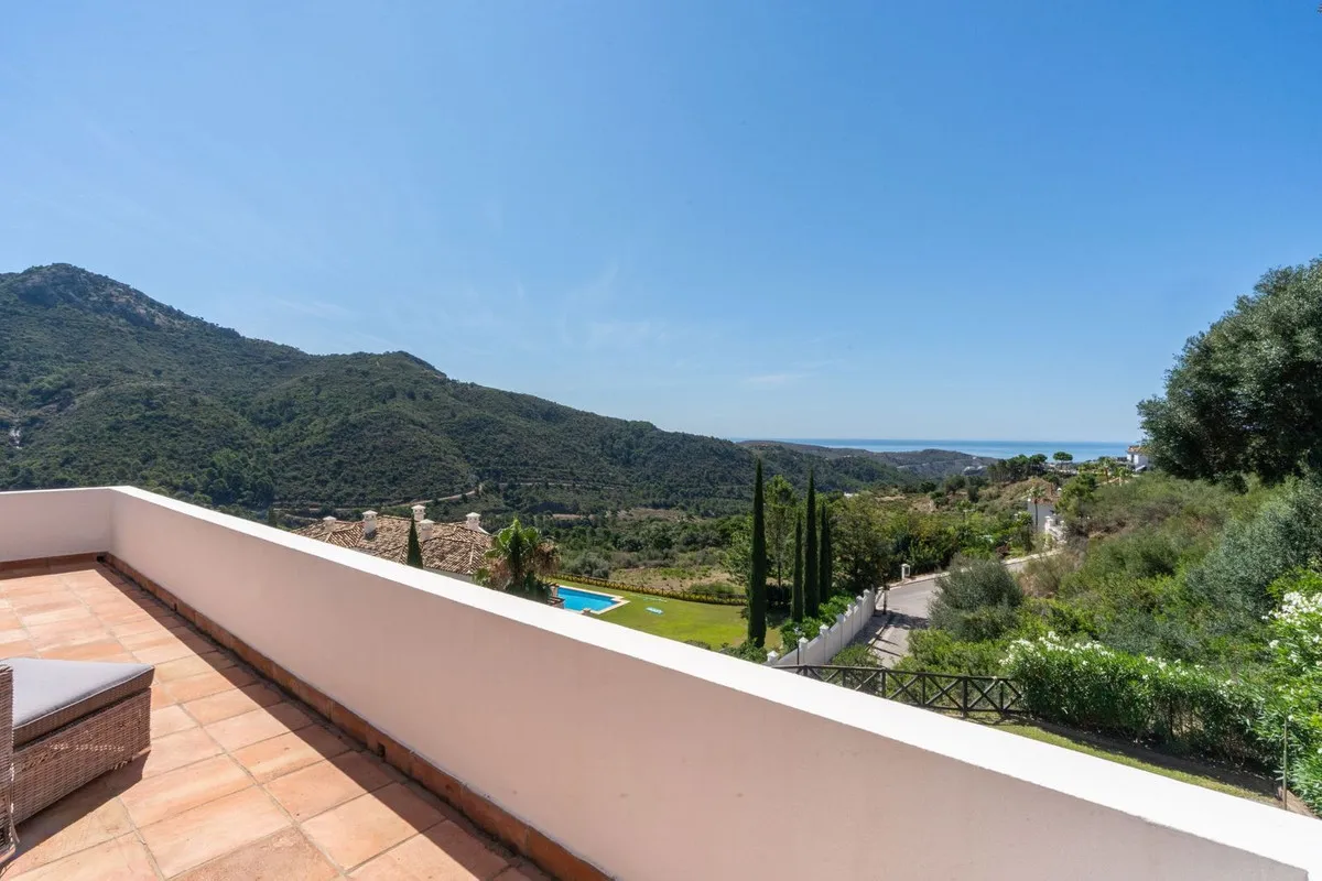 Villa for sale in Benahavis