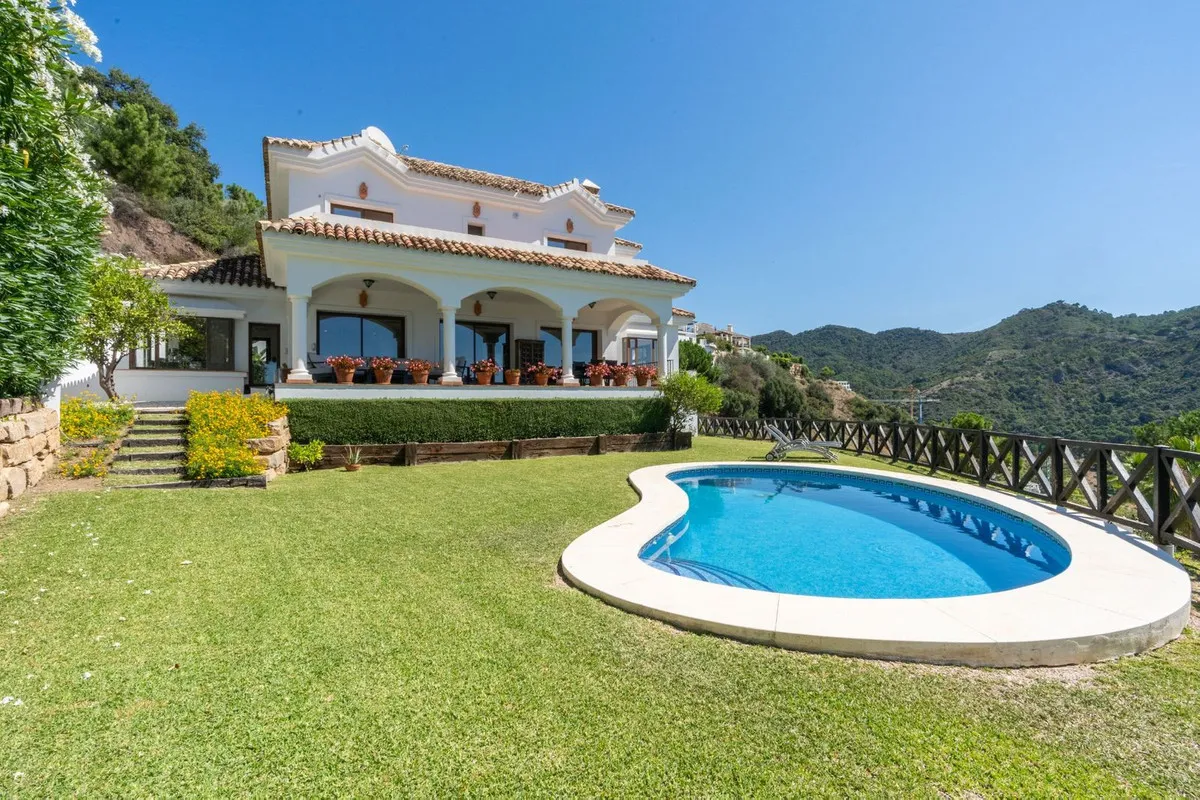 Villa for sale in Benahavis