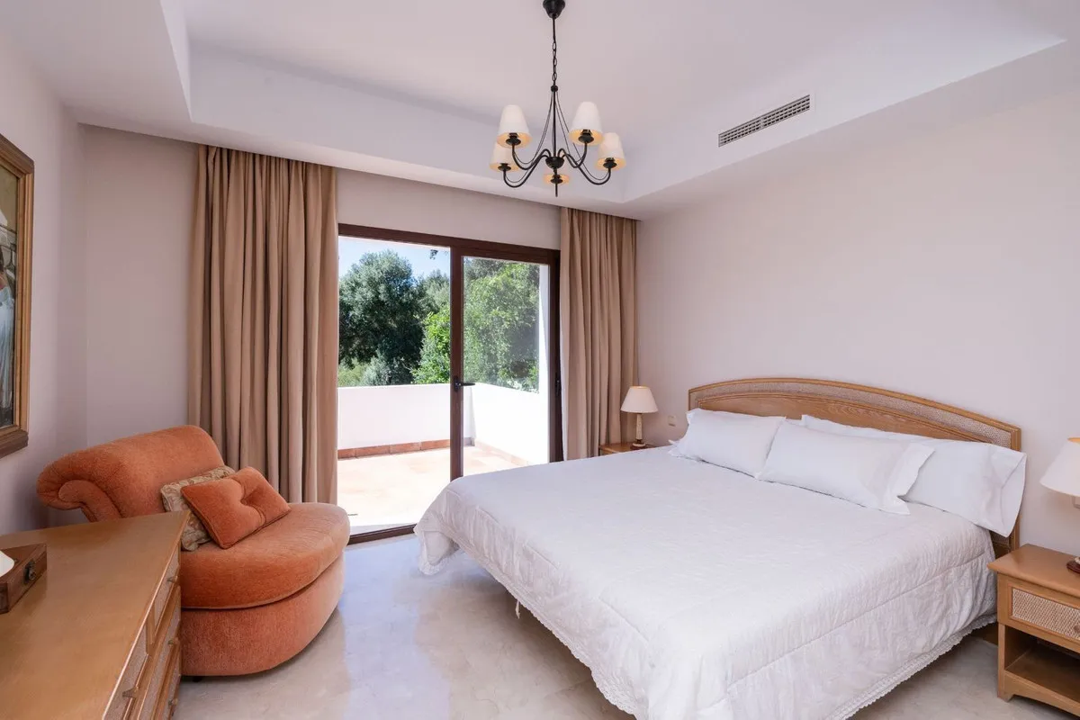 Villa for sale in Benahavis