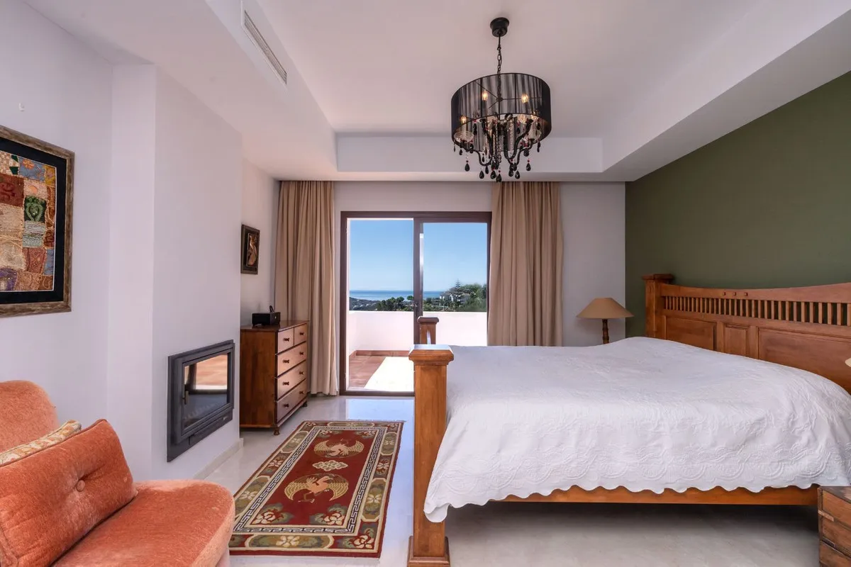 Villa for sale in Benahavis