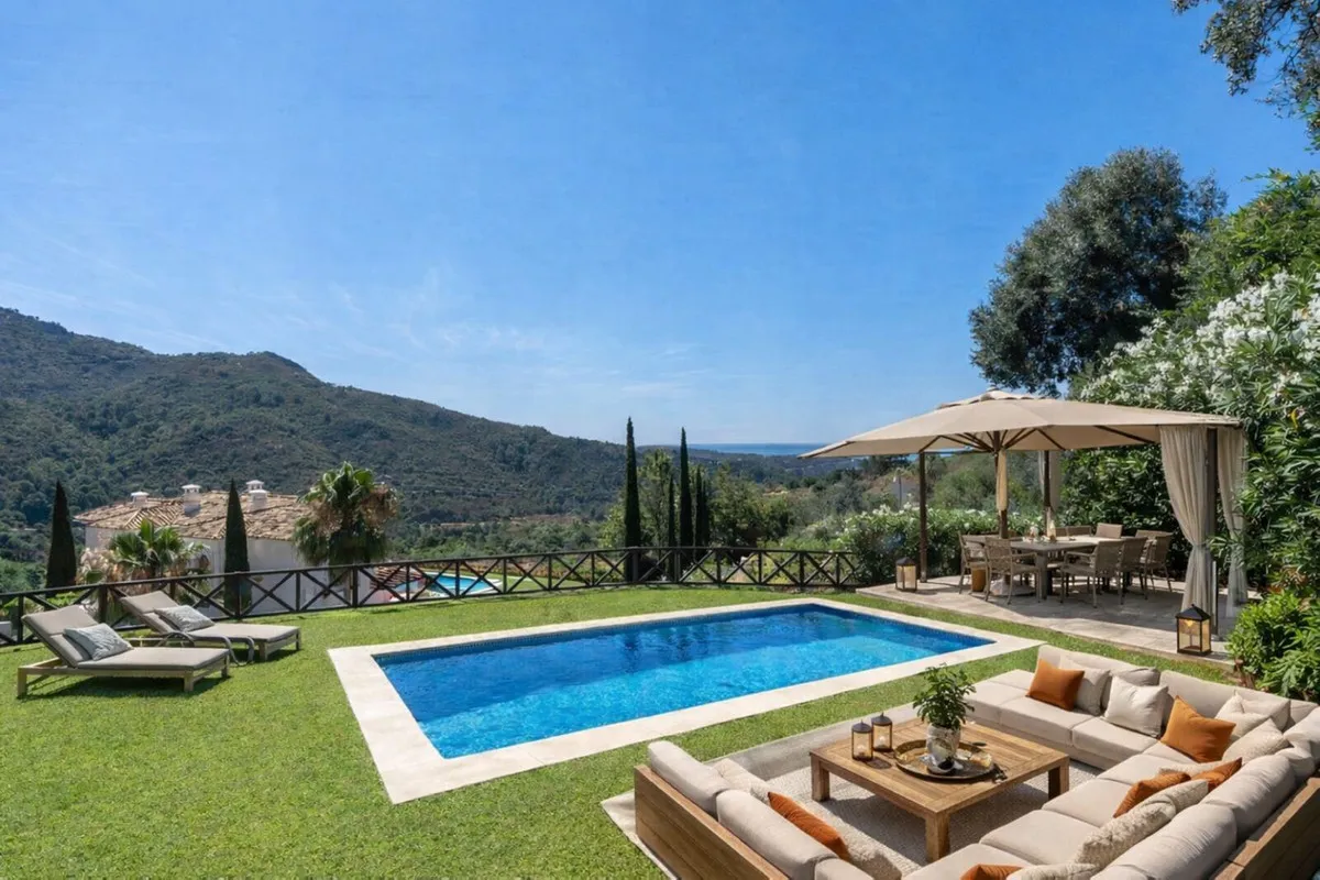 Villa for sale in Benahavis