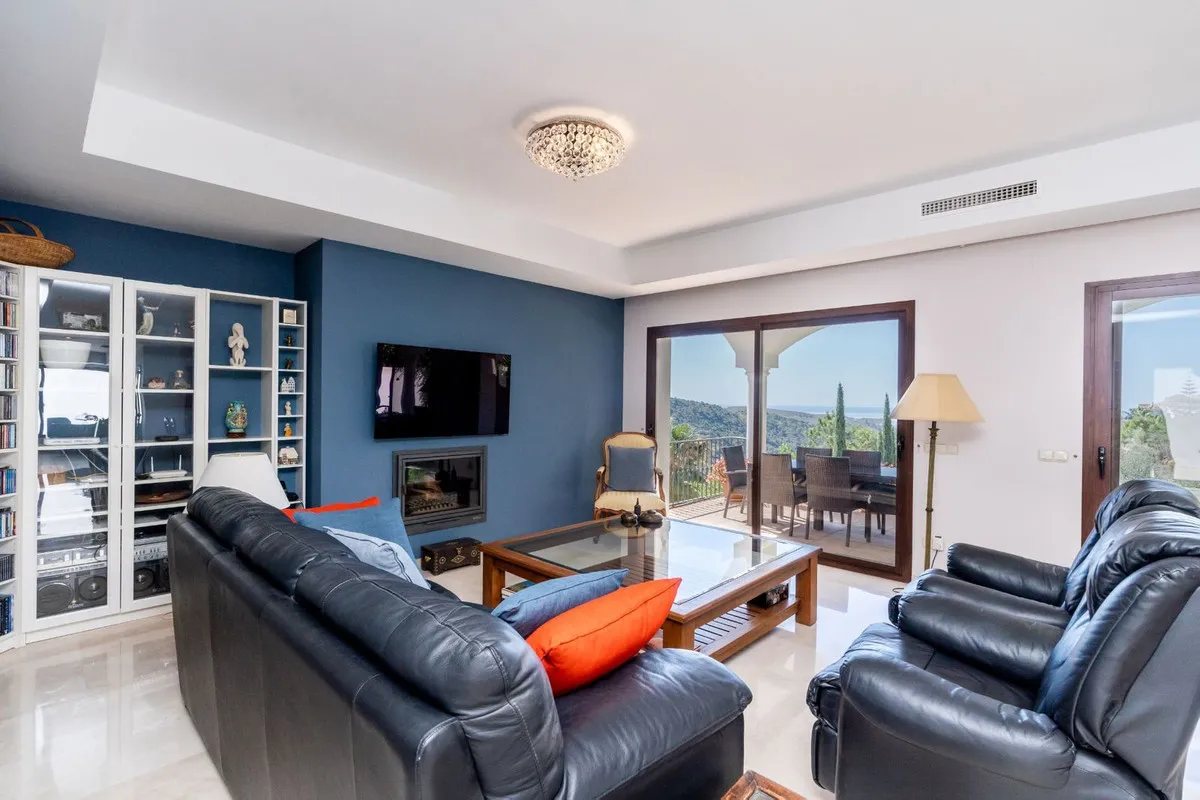 Villa for sale in Benahavis