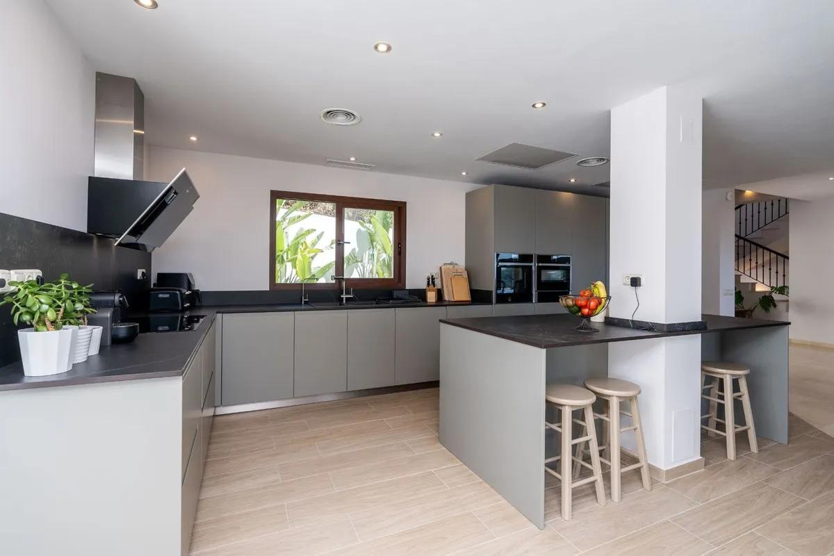 Villa for sale in Benahavis