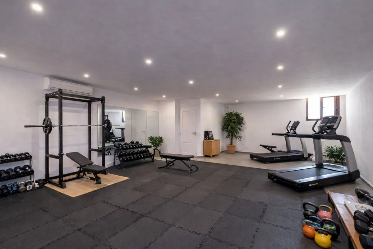 Villa for sale in Benahavis