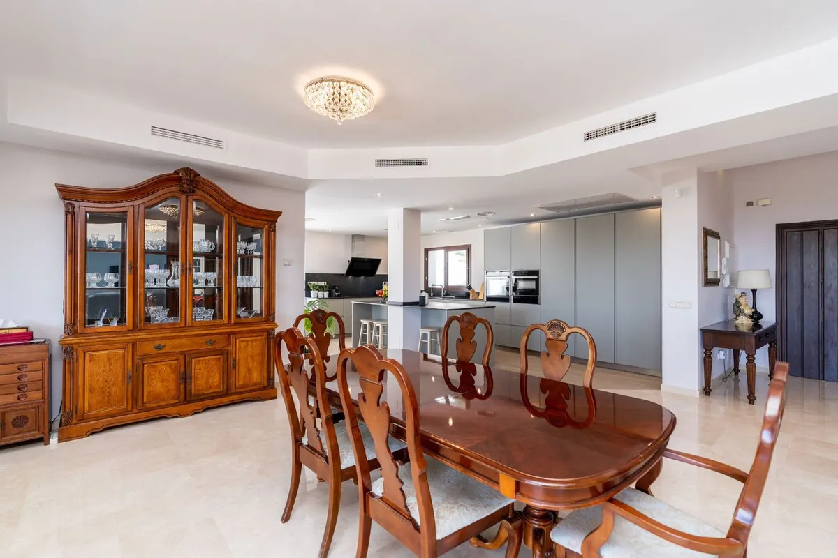 Villa for sale in Benahavis