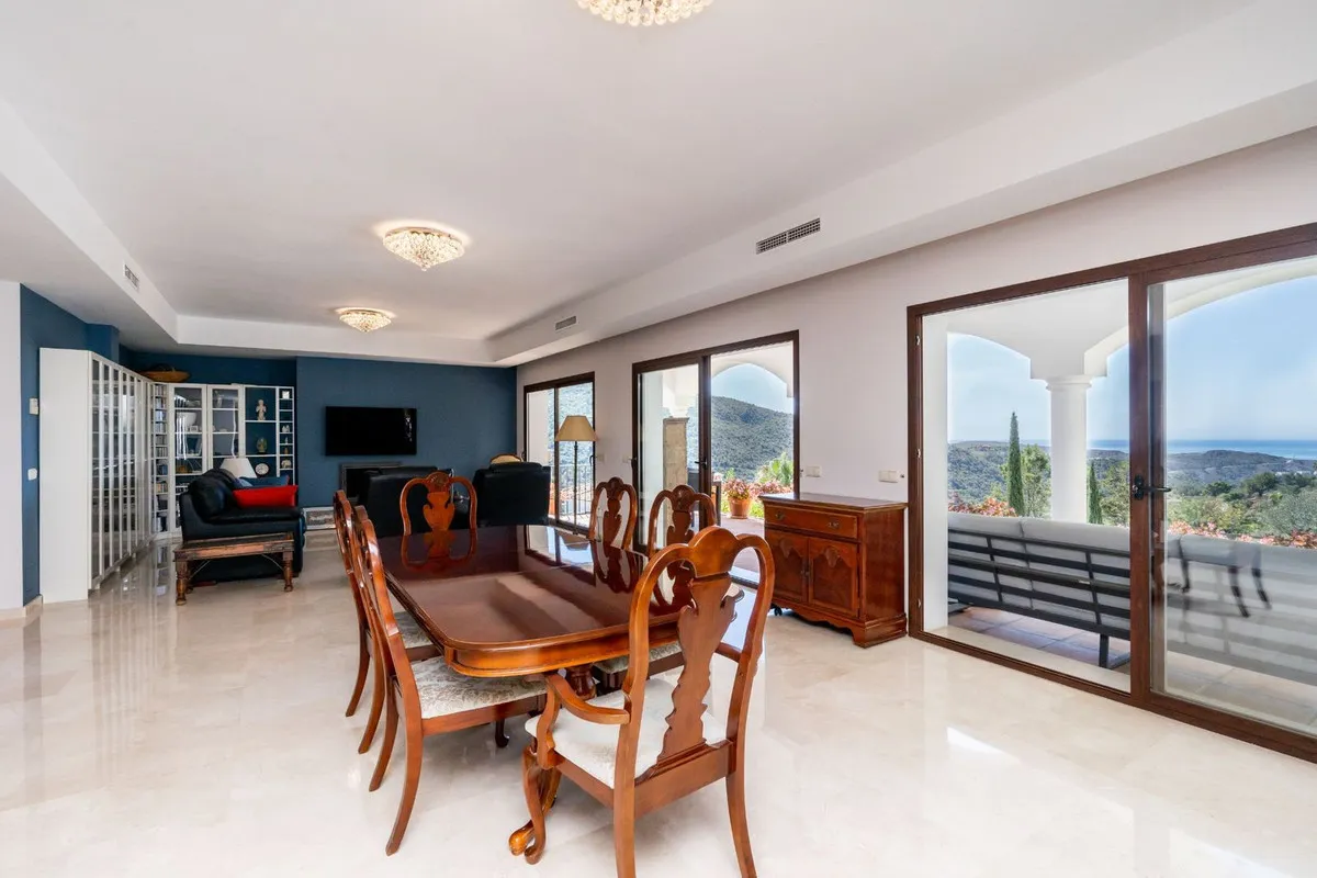 Villa for sale in Benahavis