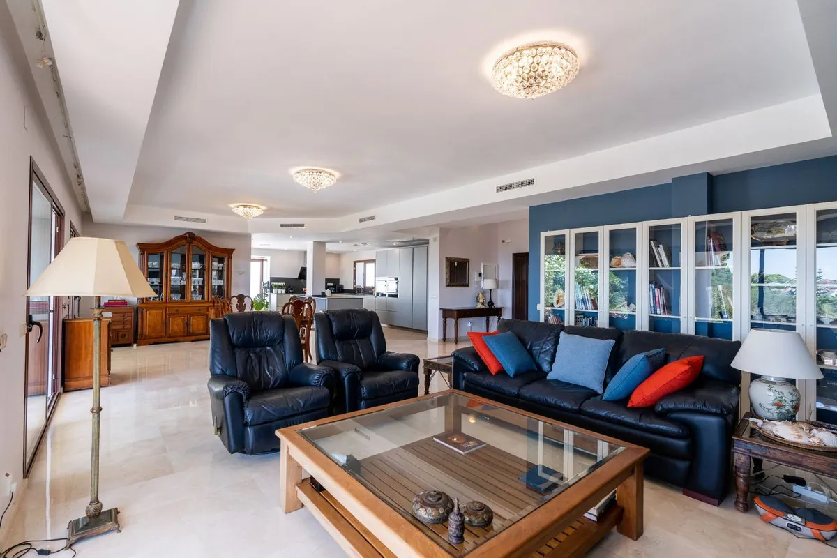 Villa for sale in Benahavis