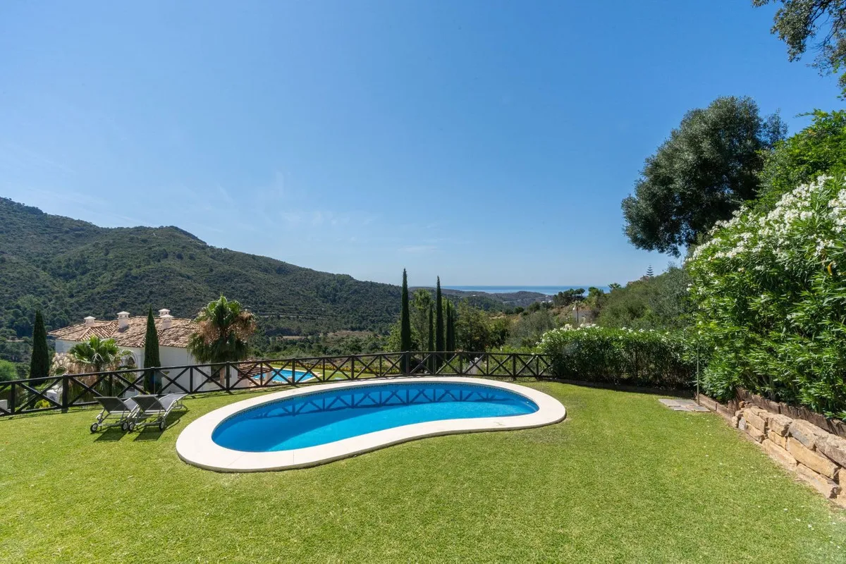 Villa for sale in Benahavis