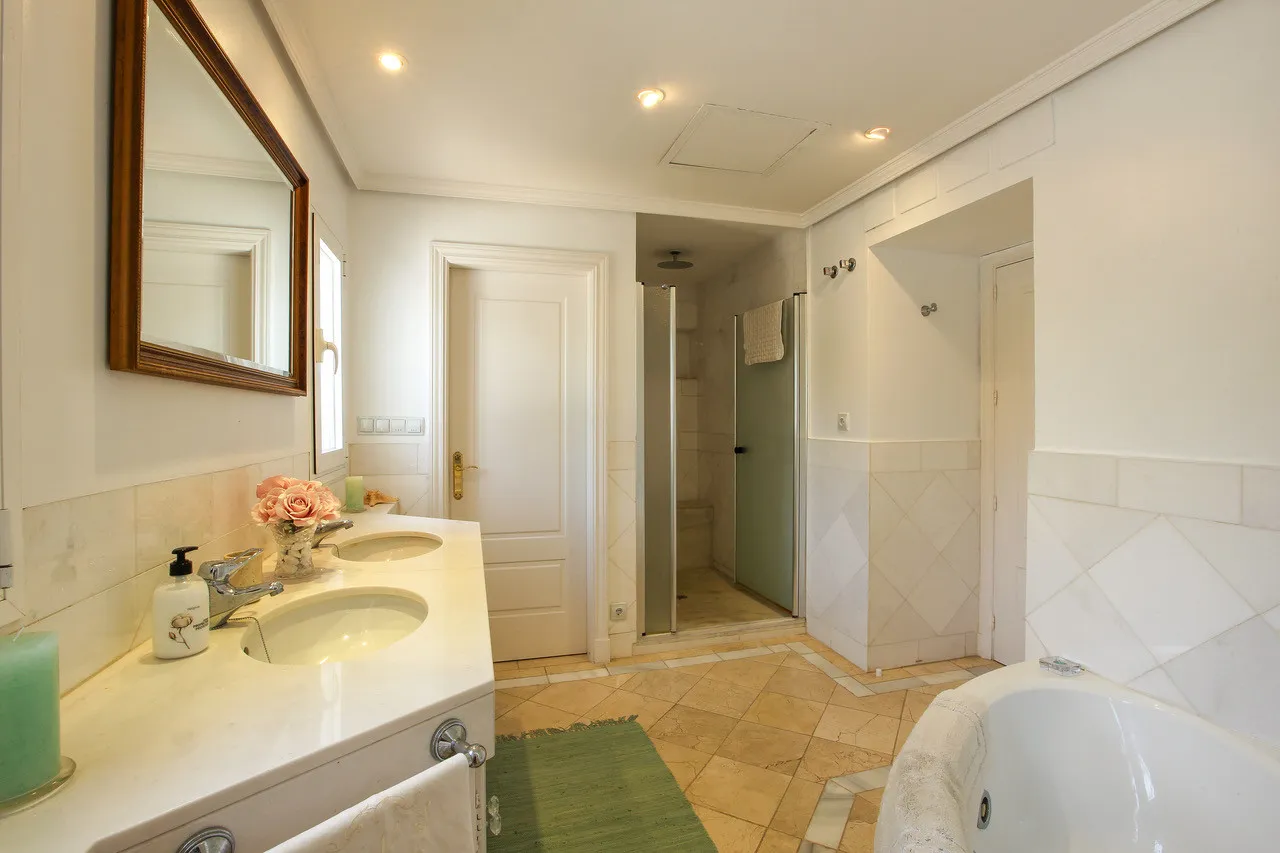 Buy Sotogrande Costa villa with 7 bedrooms