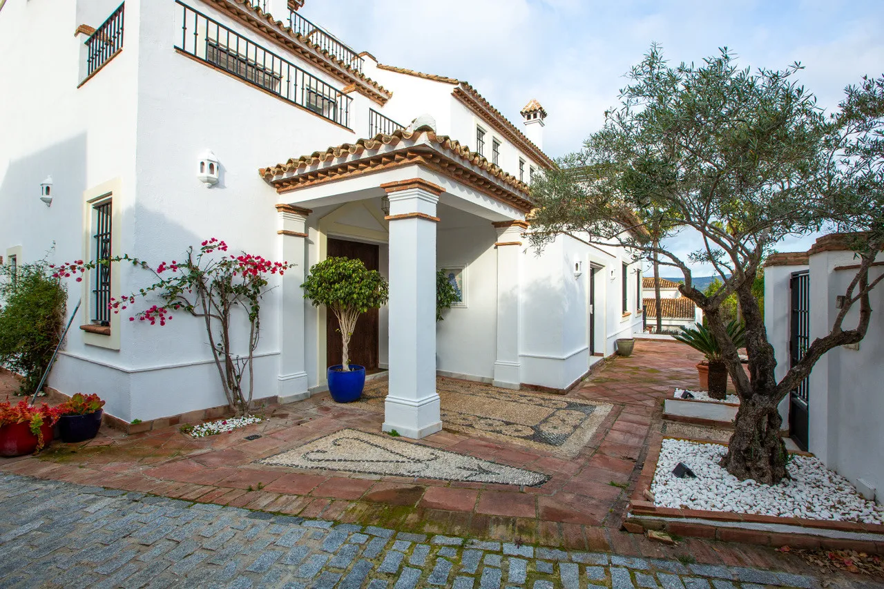 Buy Sotogrande Costa villa with 7 bedrooms