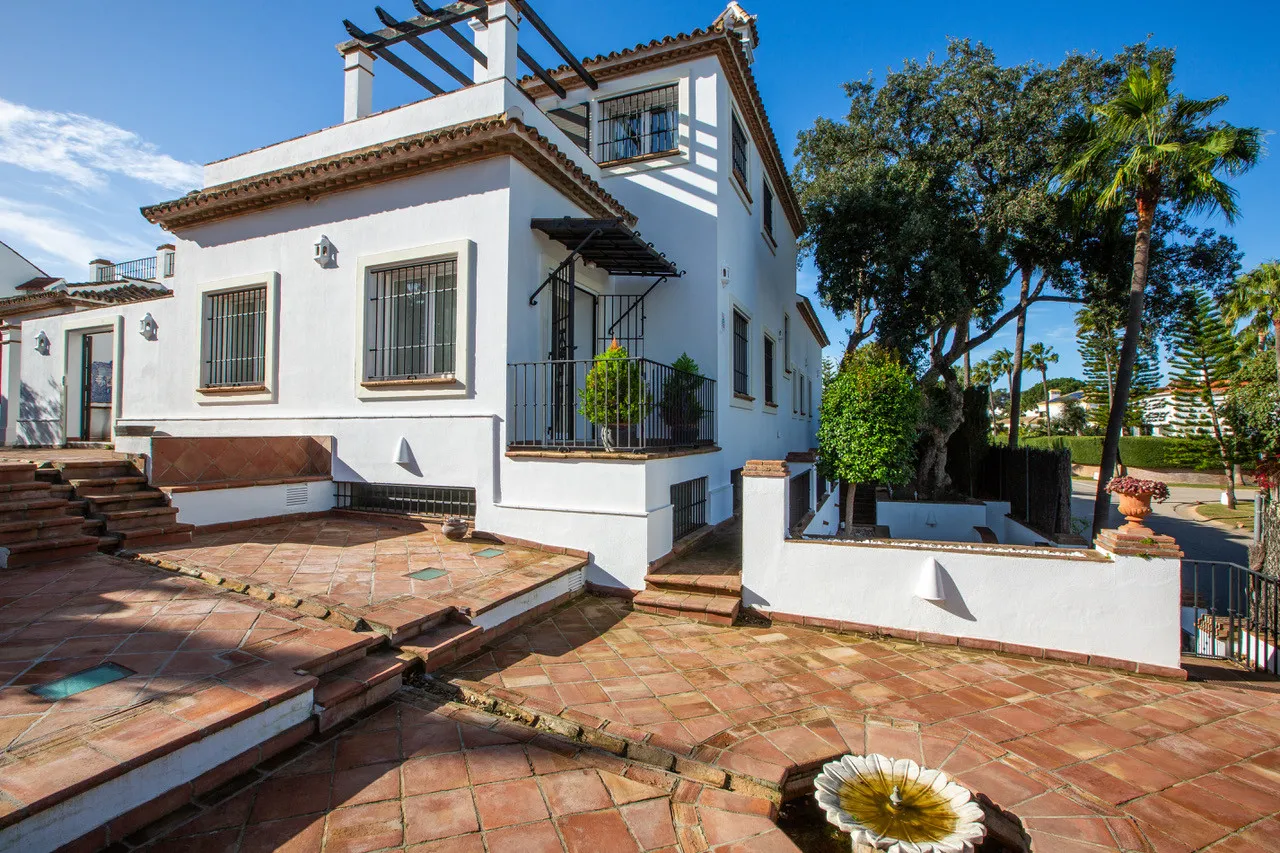 Buy Sotogrande Costa villa with 7 bedrooms