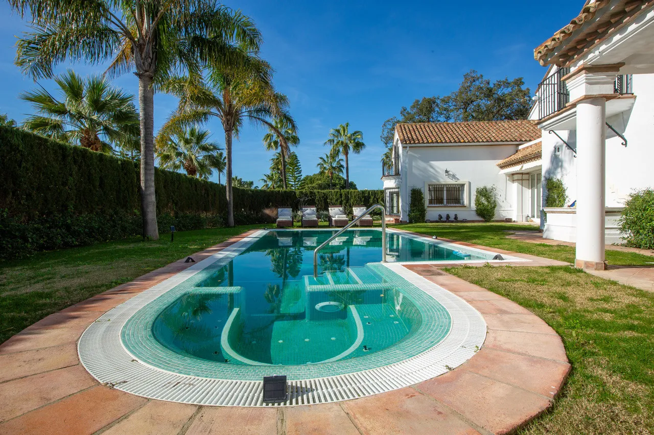 Buy Sotogrande Costa villa with 7 bedrooms