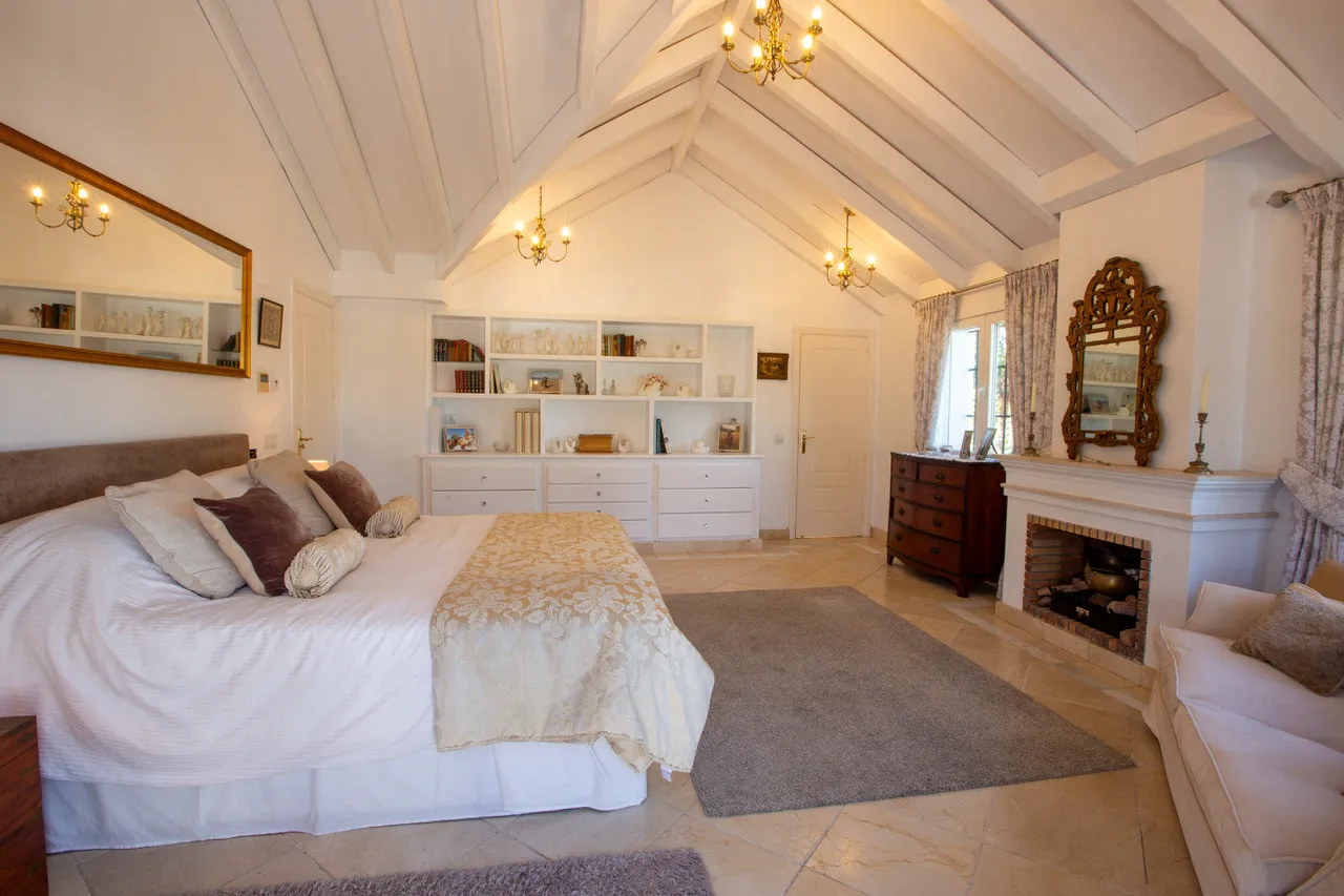 Buy Sotogrande Costa villa with 7 bedrooms