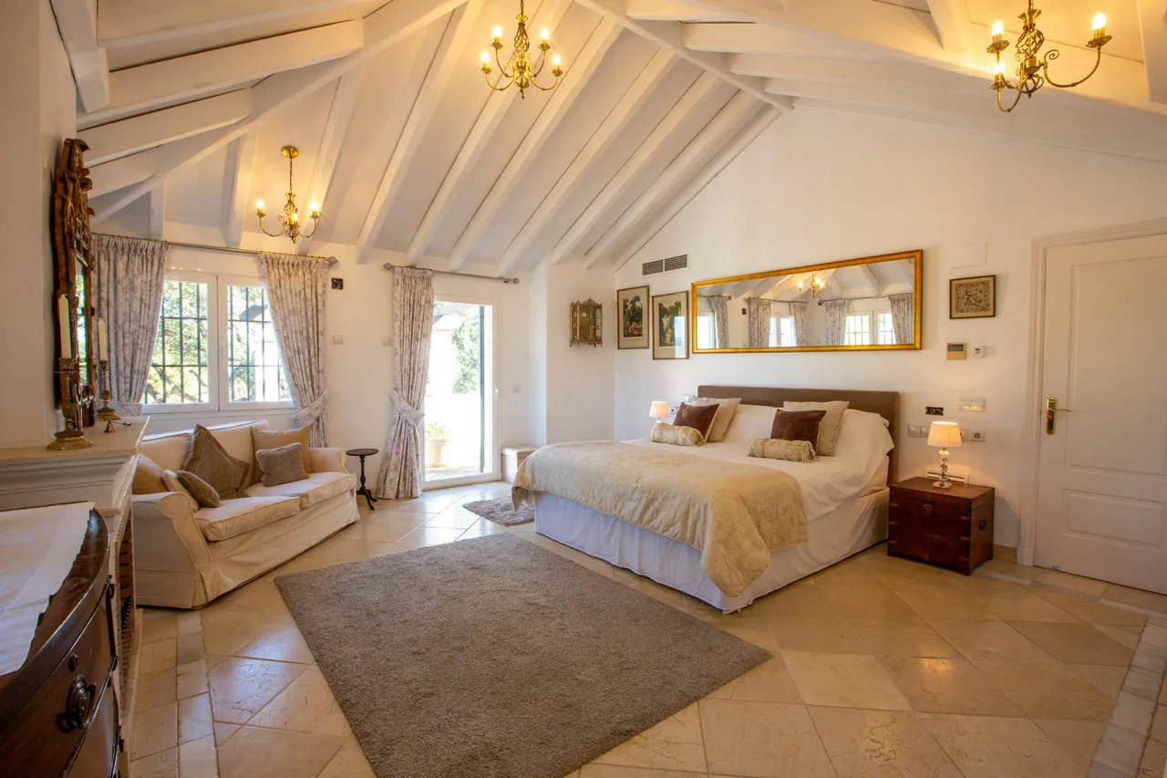 Buy Sotogrande Costa villa with 7 bedrooms