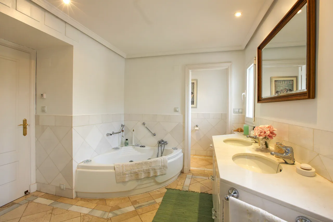 Buy Sotogrande Costa villa with 7 bedrooms