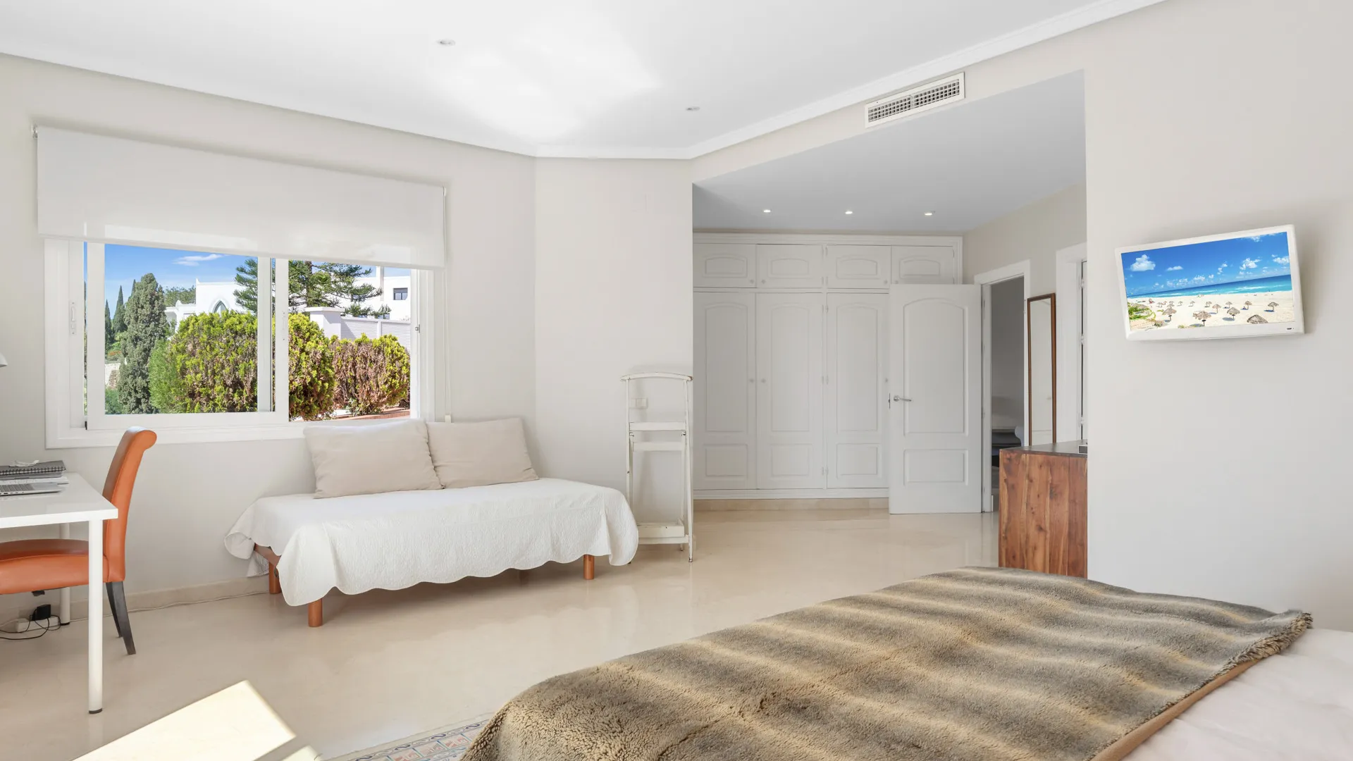 For sale villa in Altos del Paraiso with 6 bedrooms