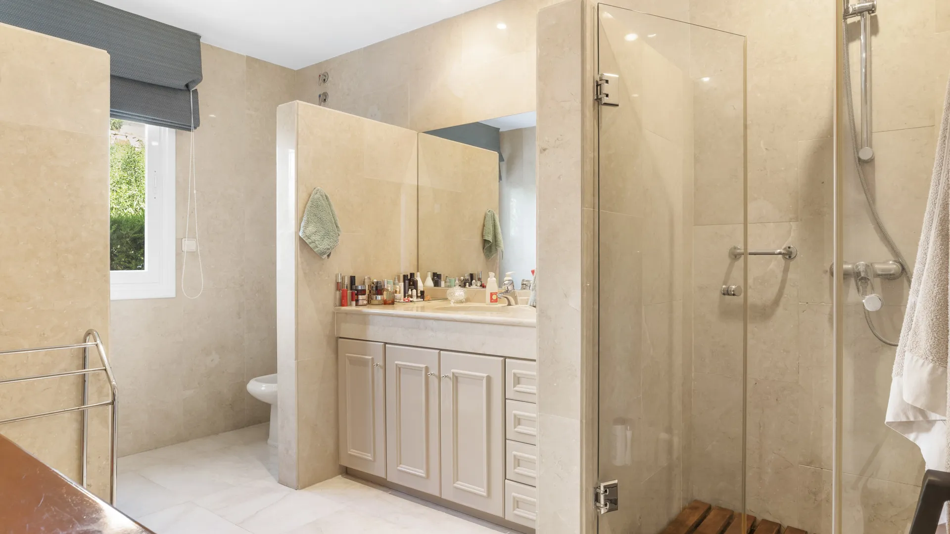 For sale villa in Altos del Paraiso with 6 bedrooms