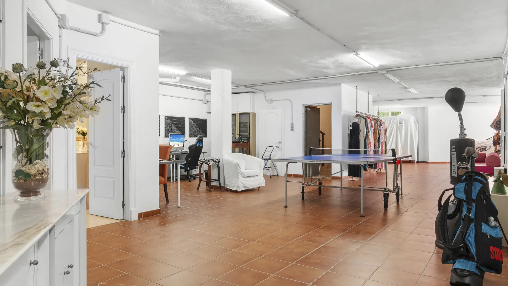 For sale villa in Altos del Paraiso with 6 bedrooms