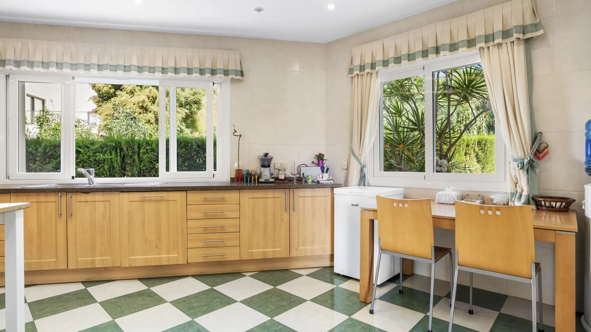 For sale villa in Altos del Paraiso with 6 bedrooms