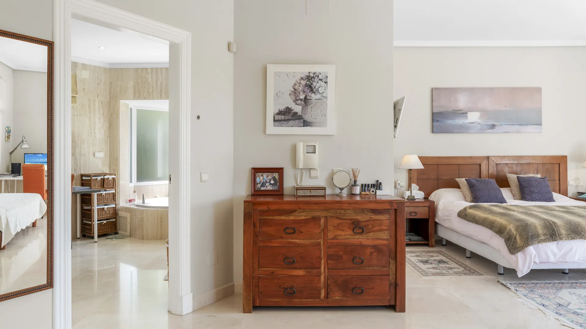 For sale villa in Altos del Paraiso with 6 bedrooms