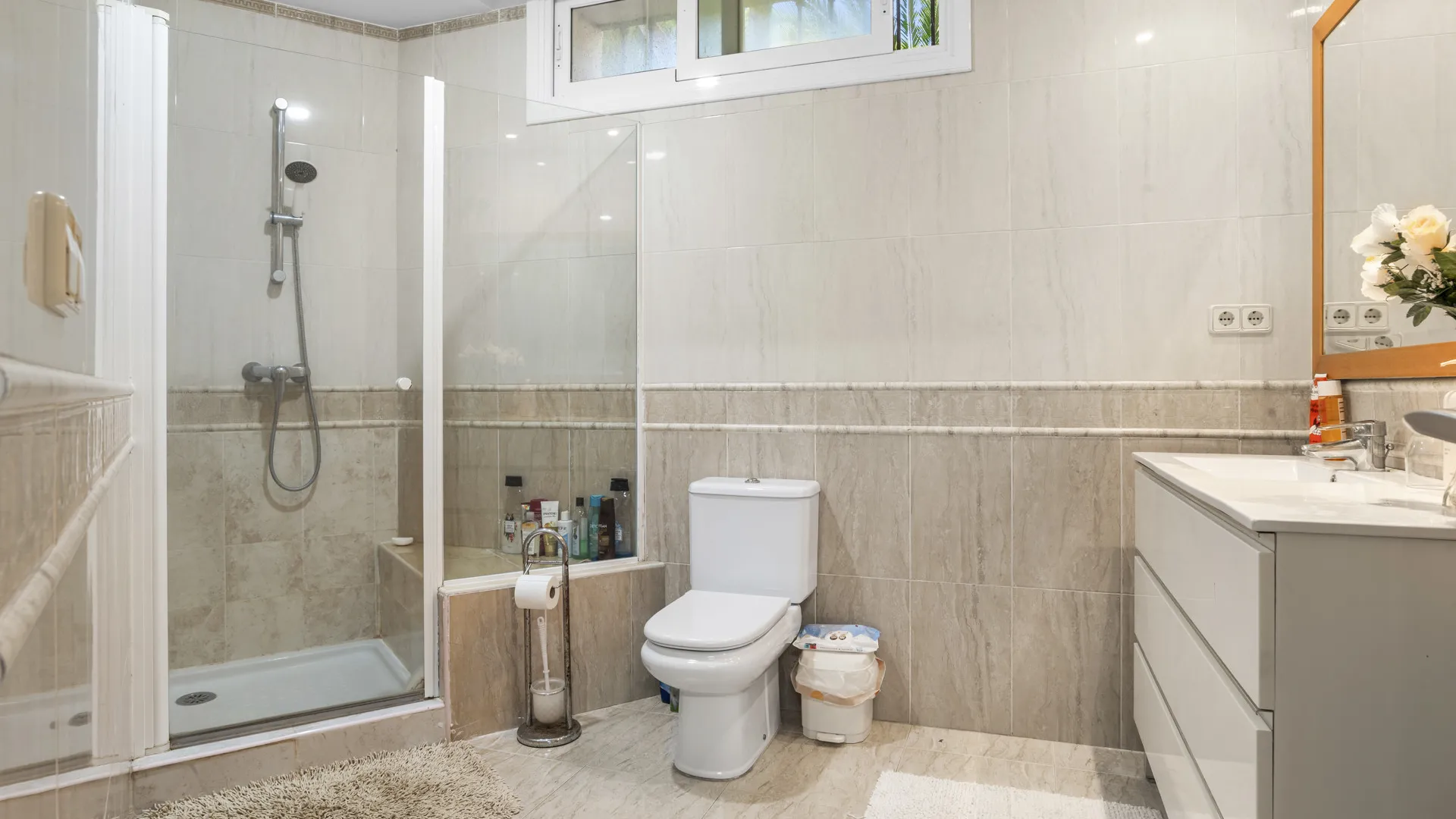 For sale villa in Altos del Paraiso with 6 bedrooms