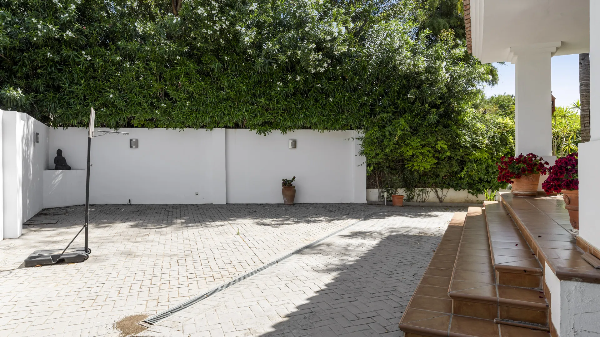 For sale villa in Altos del Paraiso with 6 bedrooms