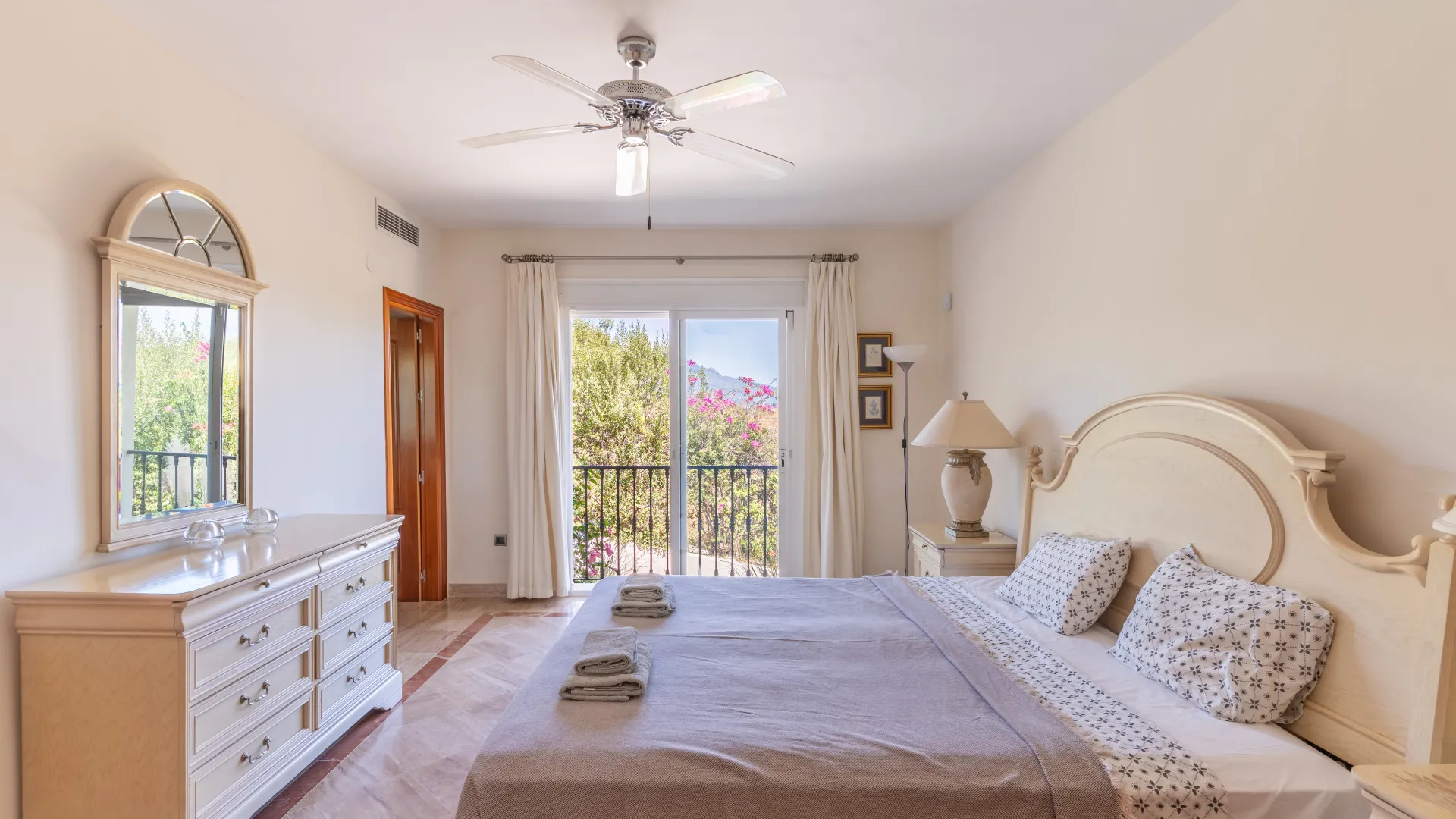 Comprar villa en Puerto del Capitan con 5 dormitorios