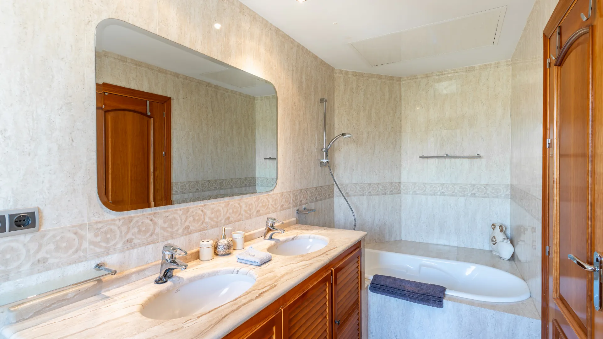 Comprar villa en Puerto del Capitan con 5 dormitorios