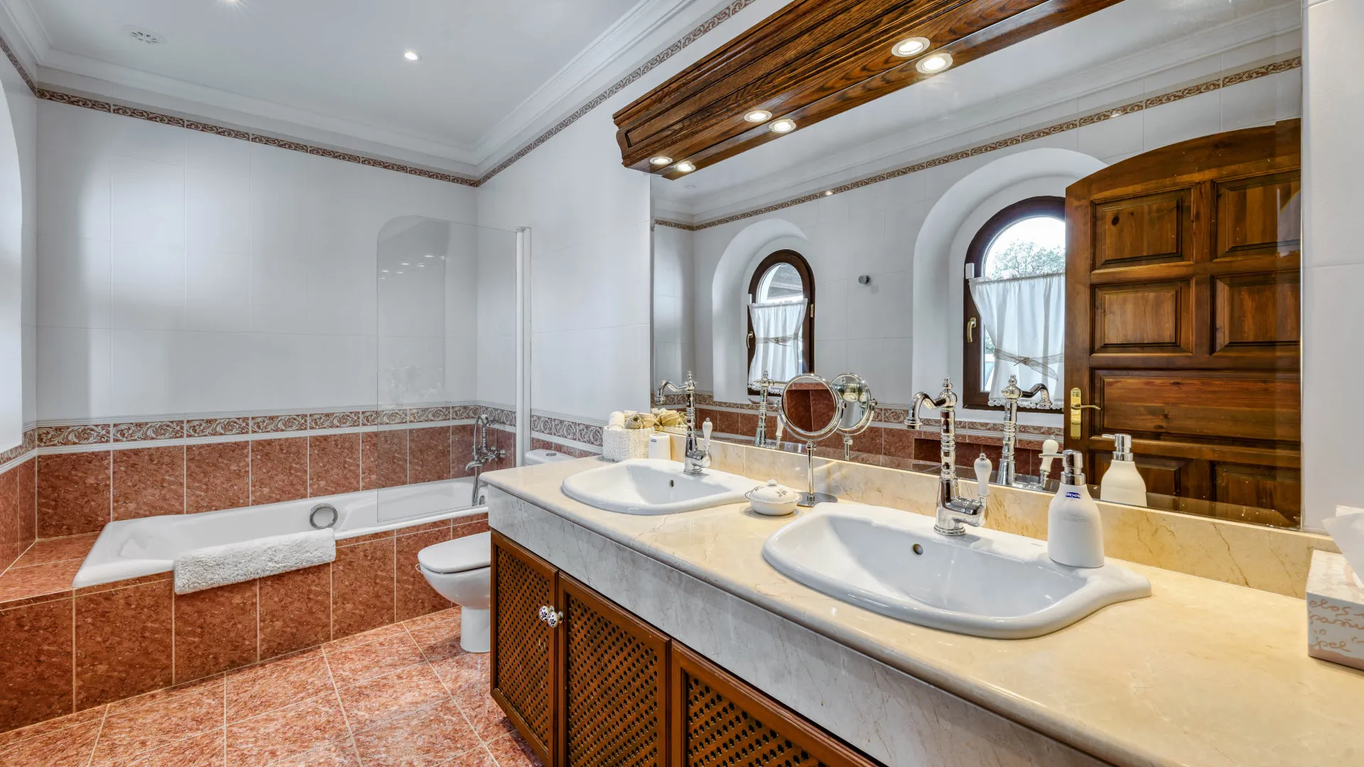 For sale finca in La Mairena with 7 bedrooms