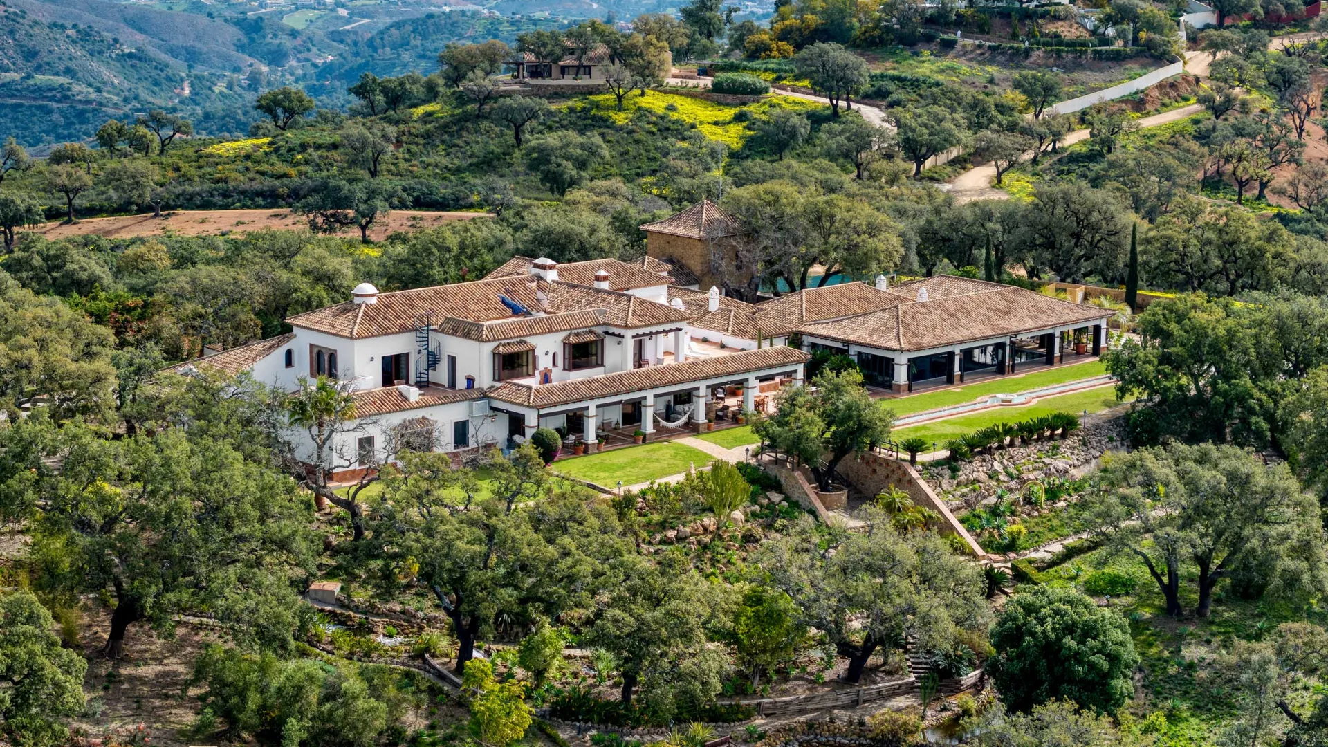 For sale finca in La Mairena with 7 bedrooms