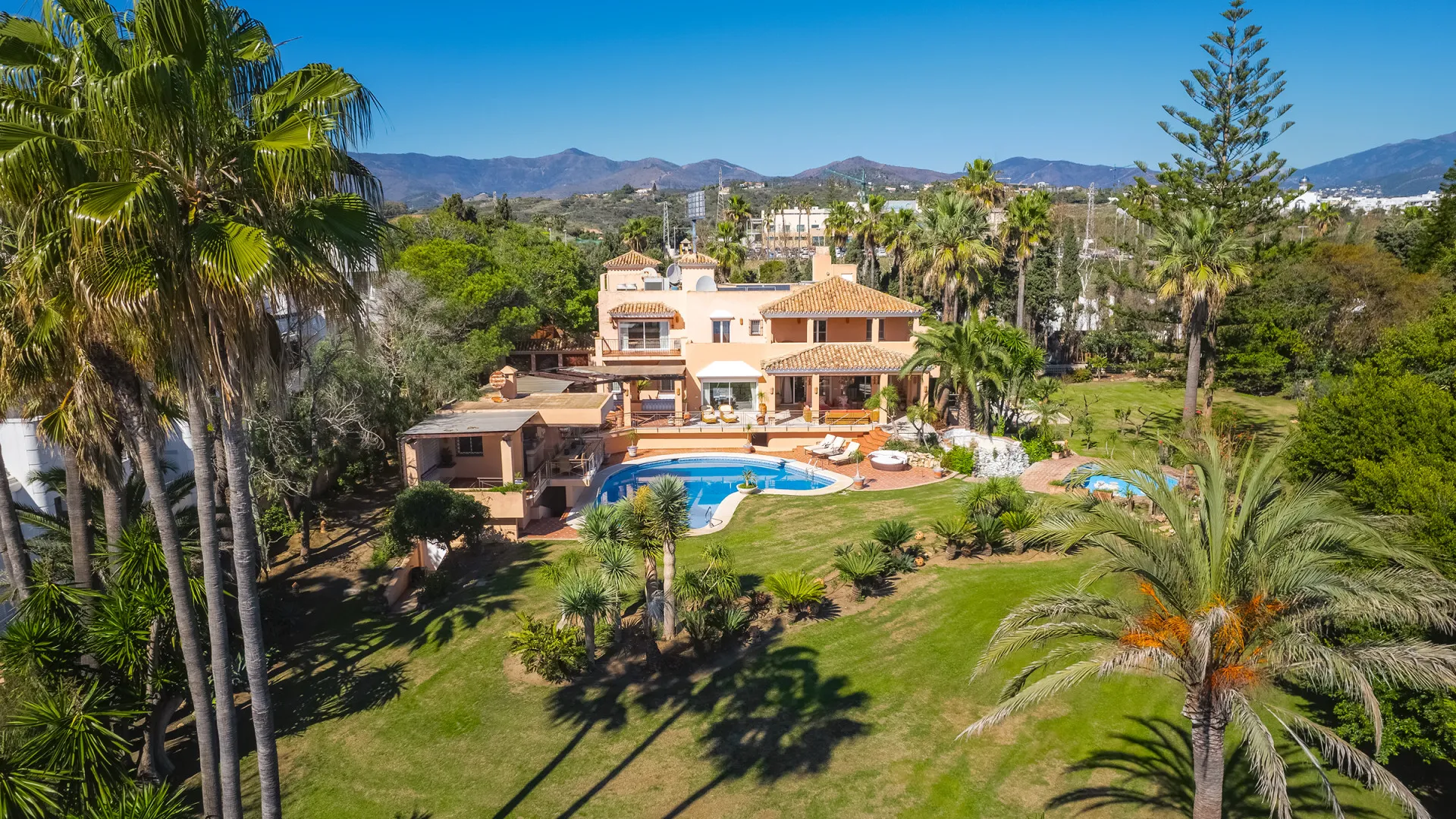 Buy villa in Hacienda Beach with 8 bedrooms