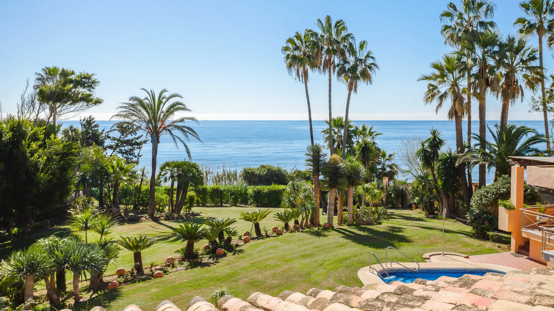 Buy villa in Hacienda Beach with 8 bedrooms