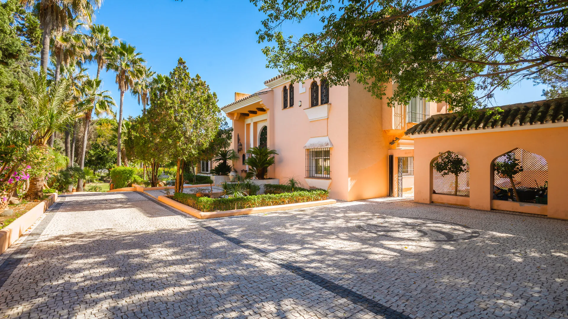 Buy villa in Hacienda Beach with 8 bedrooms