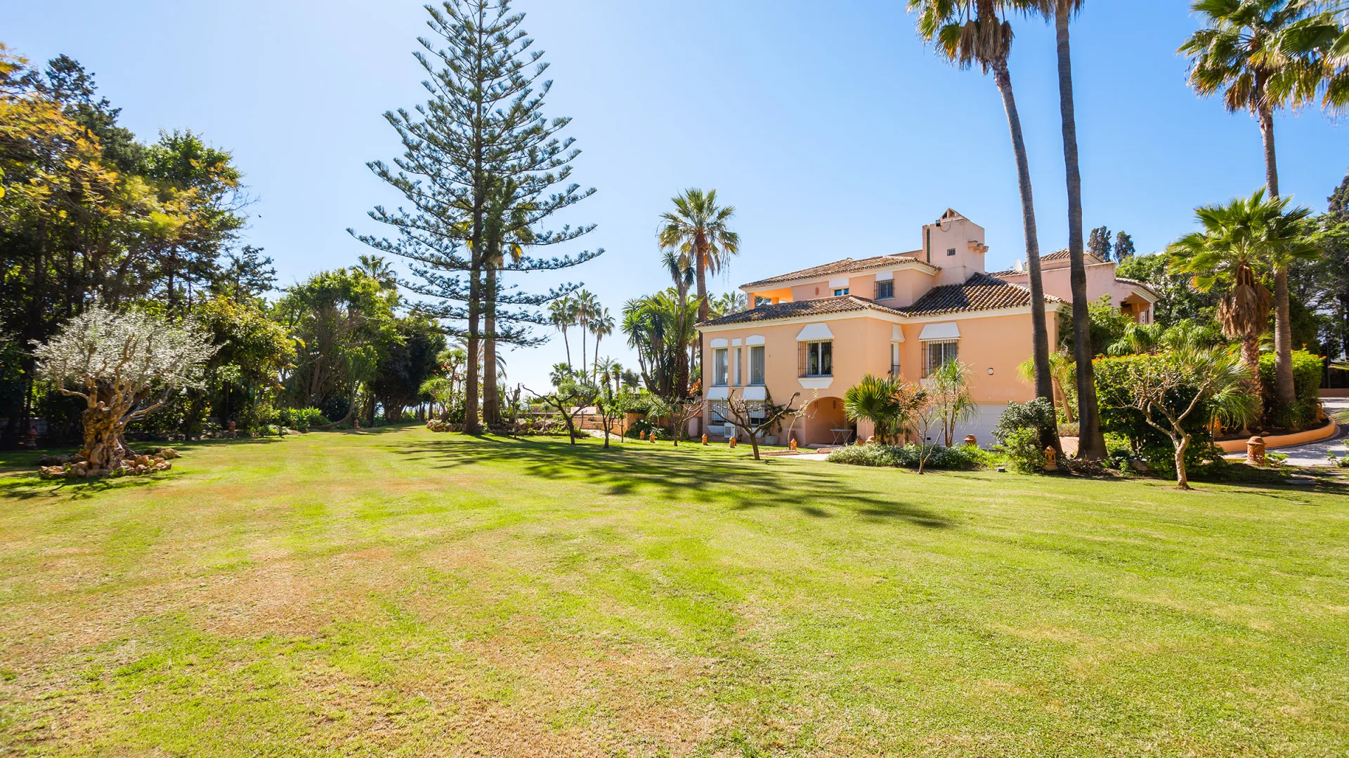 Buy villa in Hacienda Beach with 8 bedrooms