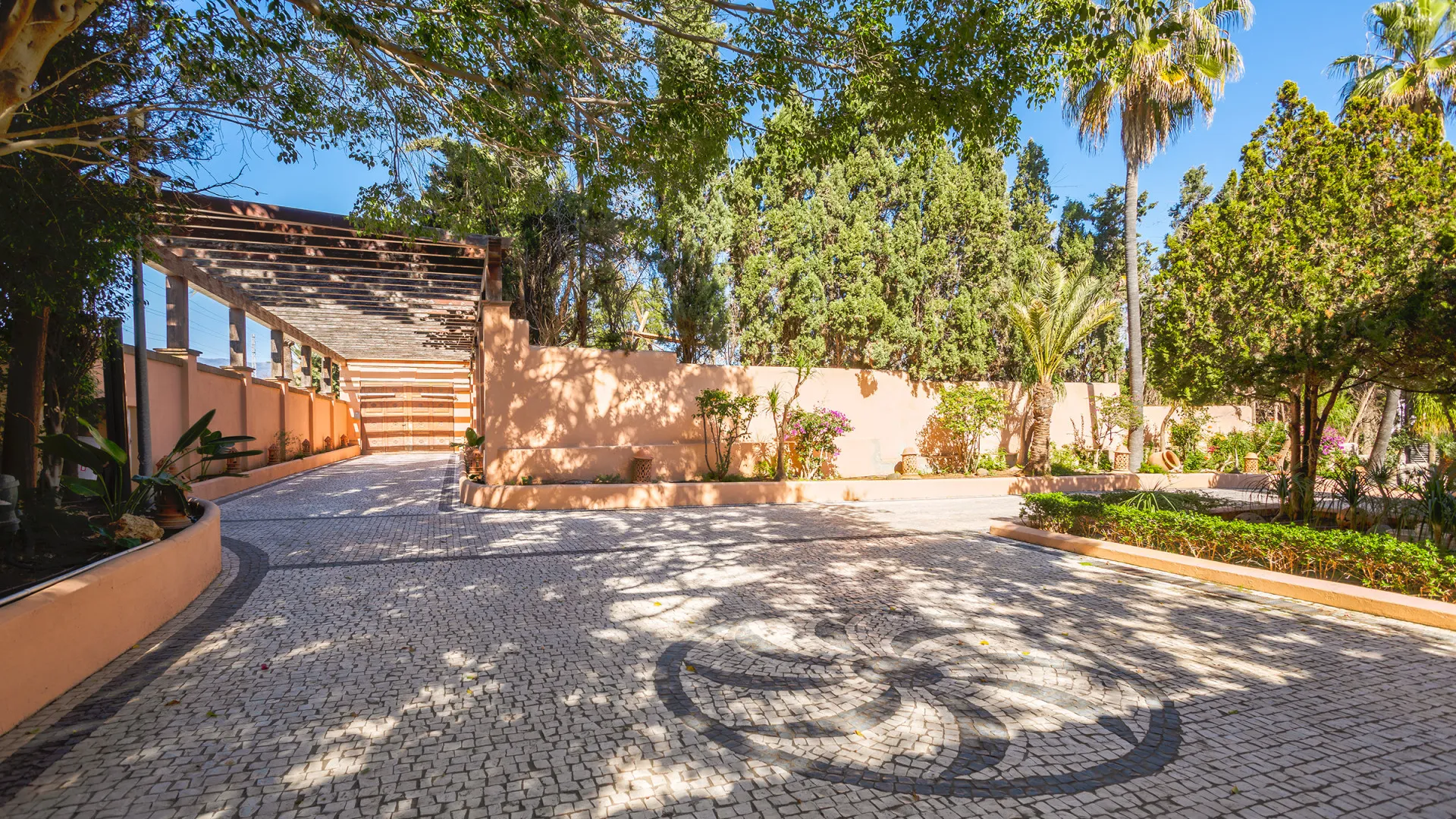 Buy villa in Hacienda Beach with 8 bedrooms