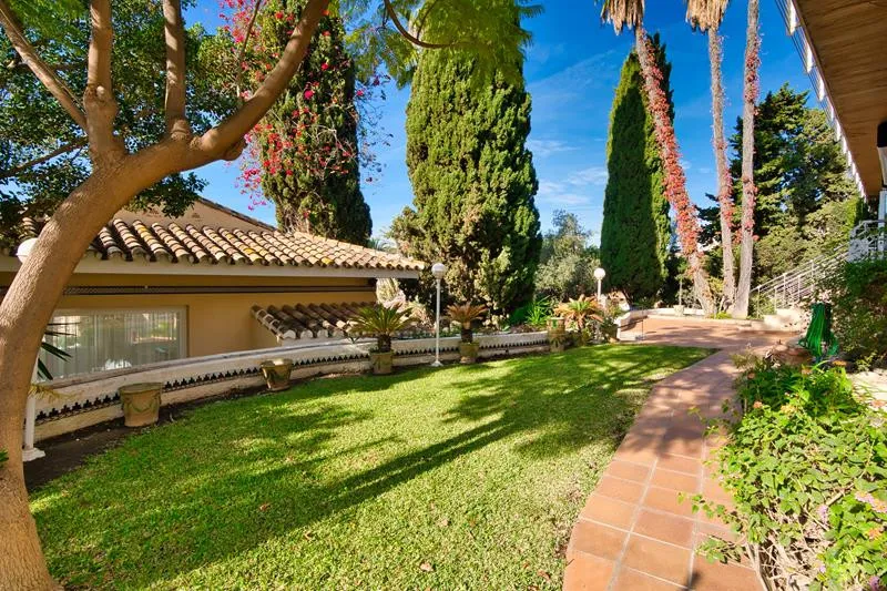 For sale villa with 9 bedrooms in Rincon de la Victoria