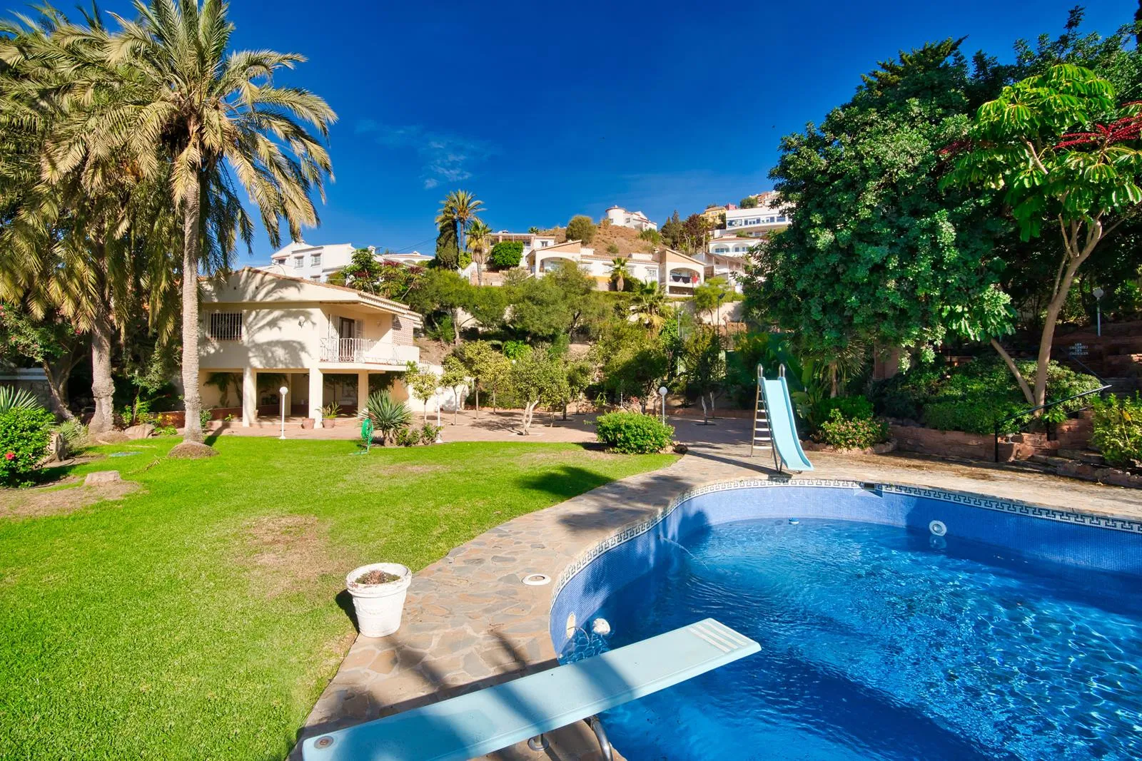 For sale villa with 9 bedrooms in Rincon de la Victoria