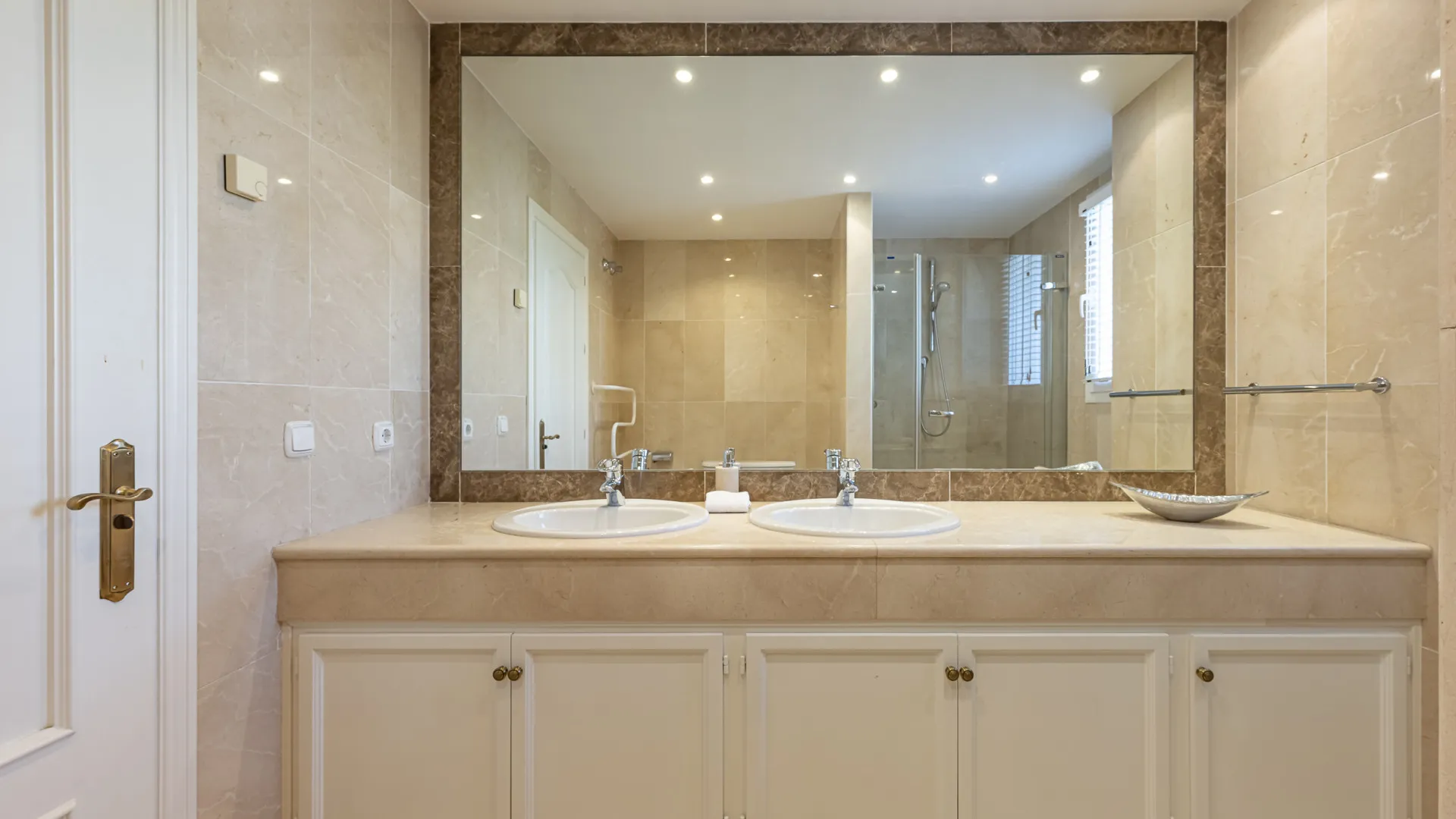 Buy villa in La Reserva de la Quinta