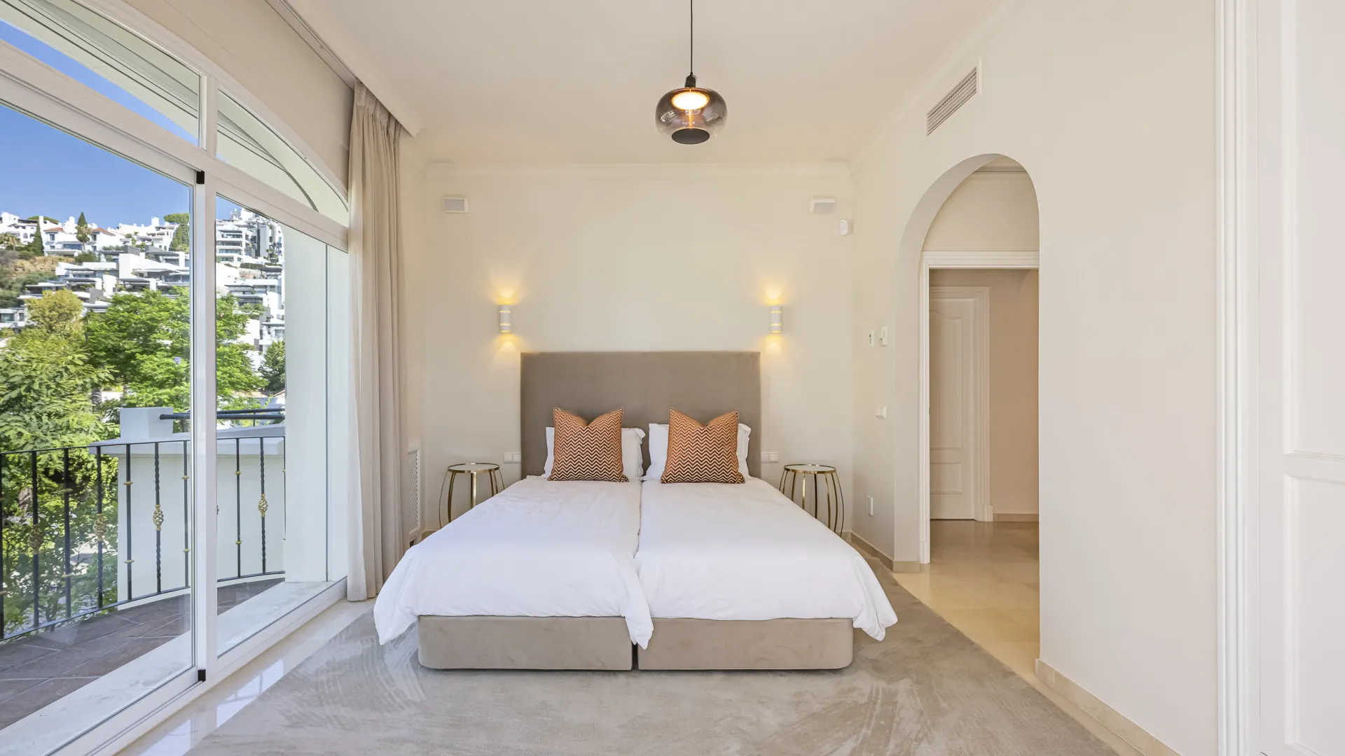 Buy villa in La Reserva de la Quinta