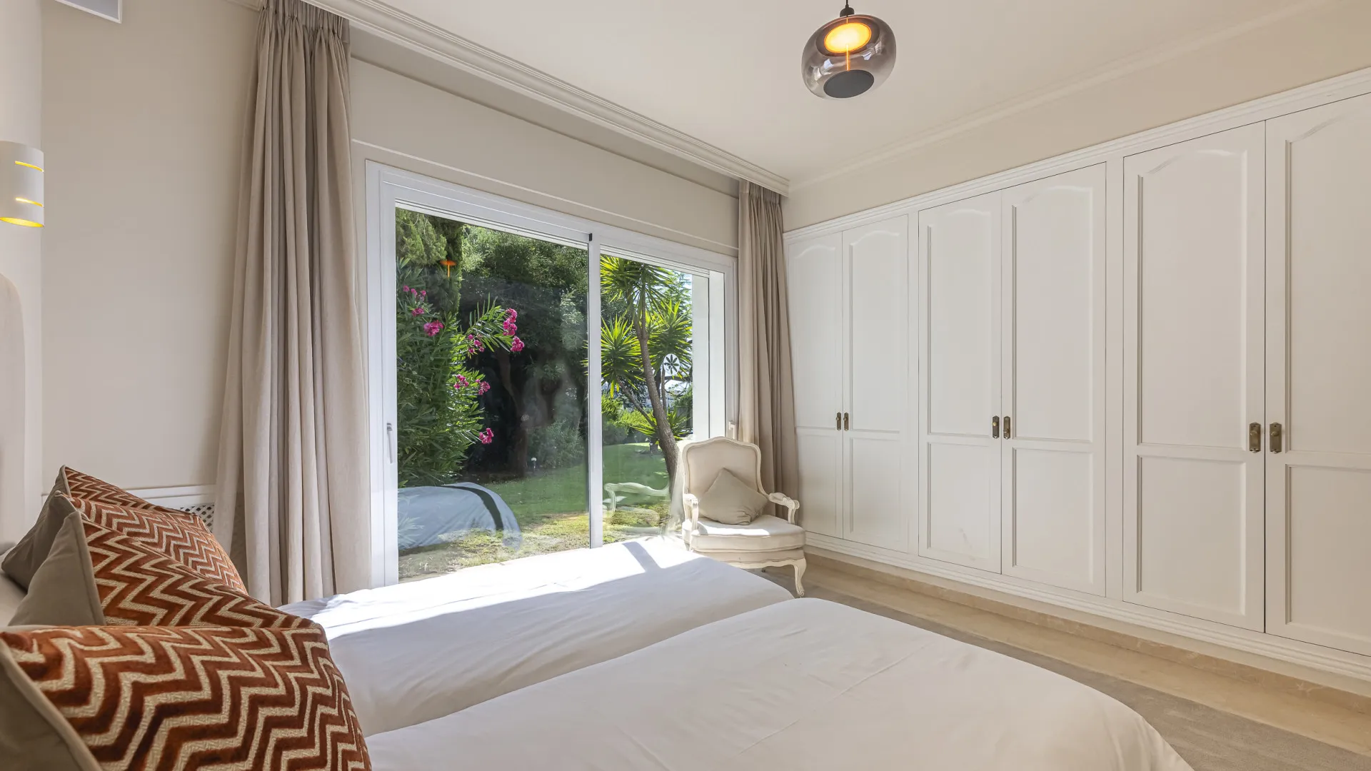 Buy villa in La Reserva de la Quinta