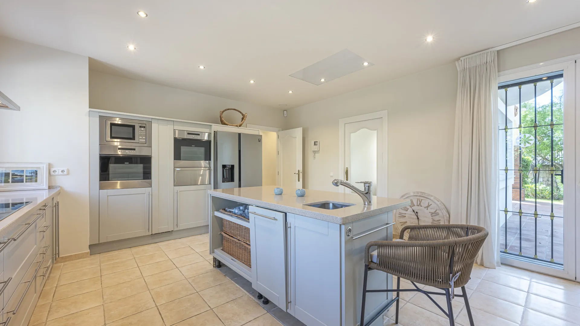 Buy villa in La Reserva de la Quinta