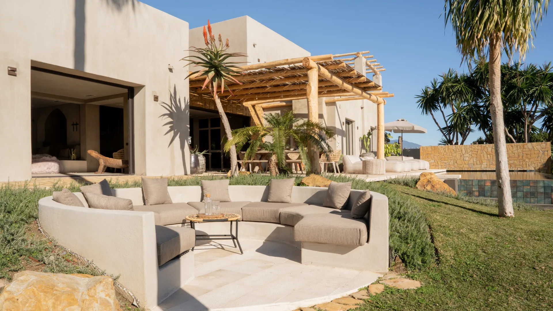 Se vende villa en Selwo con 5 dormitorios