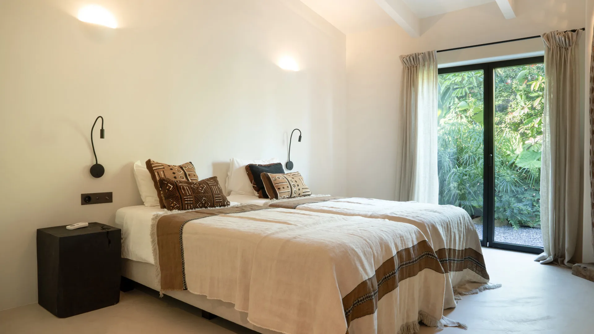 Se vende villa en Selwo con 5 dormitorios