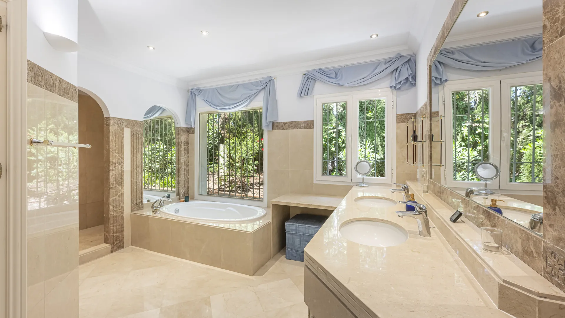 El Herrojo 6 bedrooms villa for sale