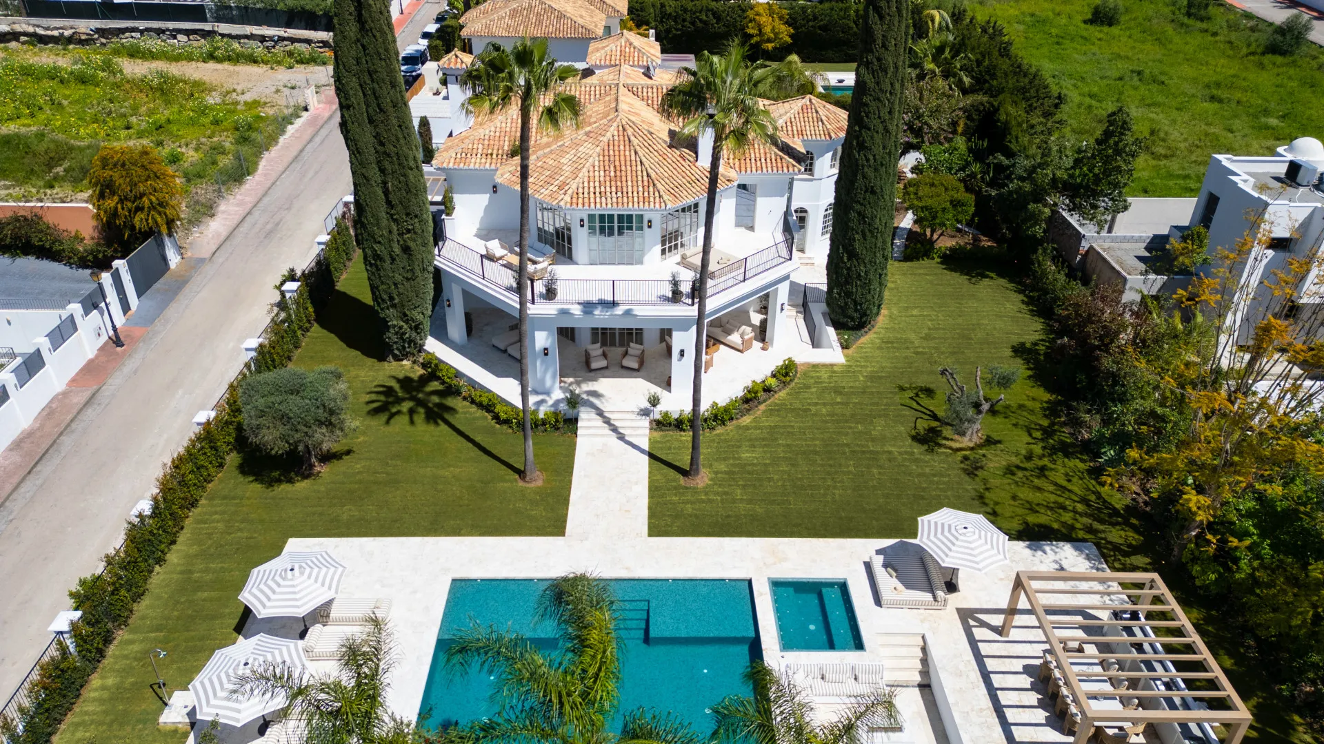 Buy villa in Las Brisas with 5 bedrooms
