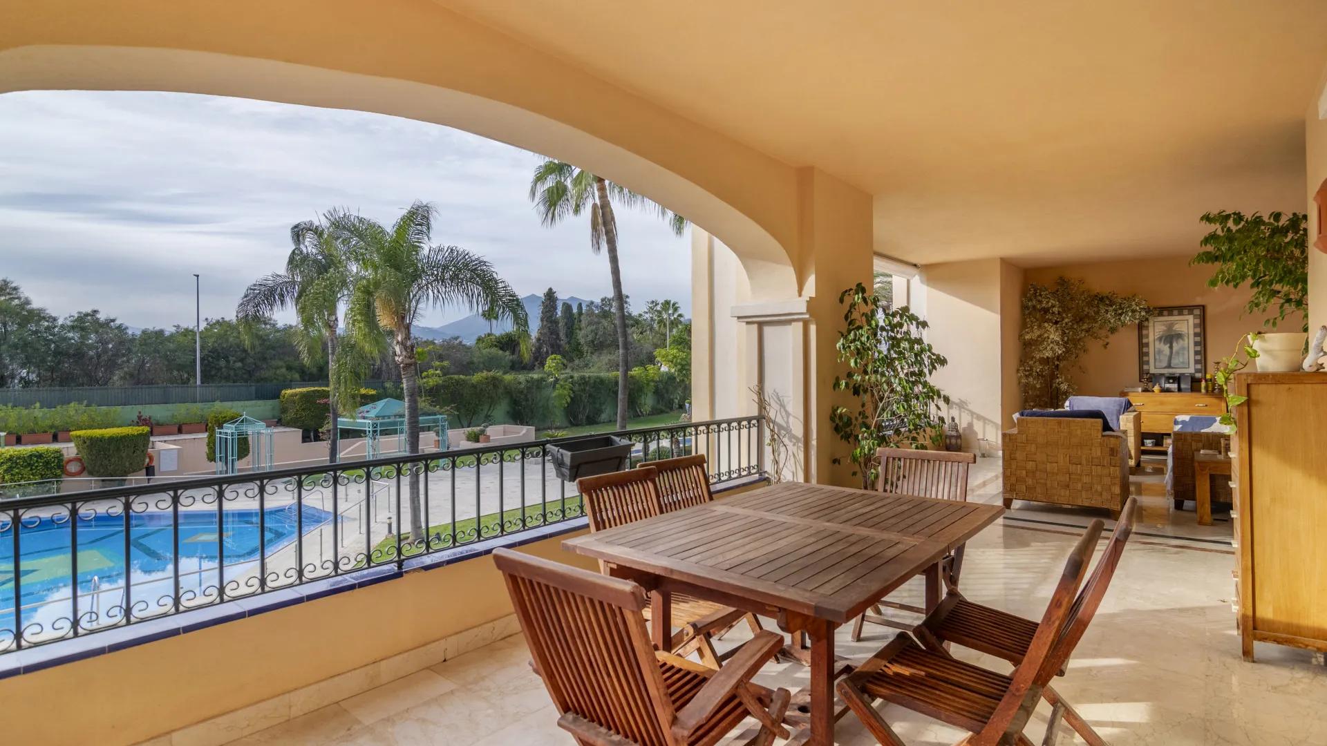 Comprar apartamento con 3 dormitorios en Lomas de Sierra Blanca